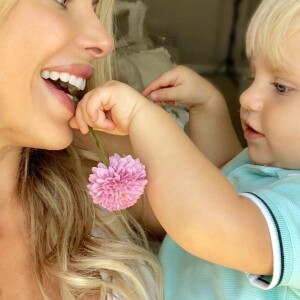 Karina Bacchi comentou a força do filho, Enrico, nas redes sociais