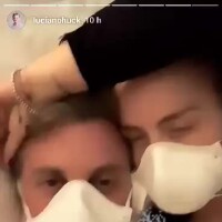Luciano Huck e Angélica se protegem com máscaras por causa de incêndio nos EUA