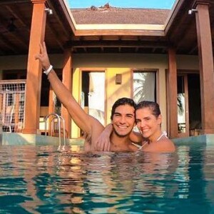 Deborah Secco e Hugo Moura estão viajando sem a filha, Maria Flor, em uma nova lua de mel