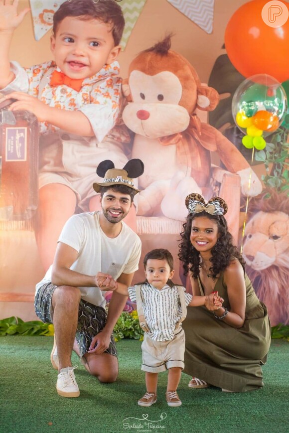 Aline Dias e Rafael Cupello posaram com o filho, Bernardo, em festa de aniversário