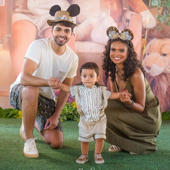 Aline Dias e Rafael Cupello posaram com o filho, Bernardo, em festa de aniversário