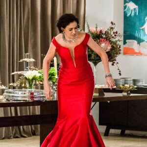 Em 'O Sétimo Guardião', Valentina Marsalla (Lilia Cabral) usou o vestido vermelho em três capítulos seguidos