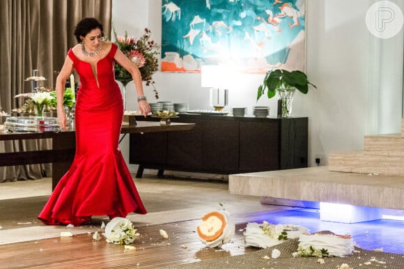 Em 'O Sétimo Guardião', Valentina Marsalla (Lilia Cabral) usou o vestido vermelho em três capítulos seguidos
