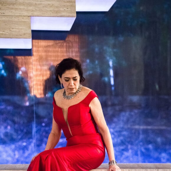 'Na verdade, ela passou a noite na escada com o vestido vermelho e uma parte dia, mas hoje para alegria de todos ela troca de roupa e que roupa!', explicou Lilia Cabral sobre a personagem