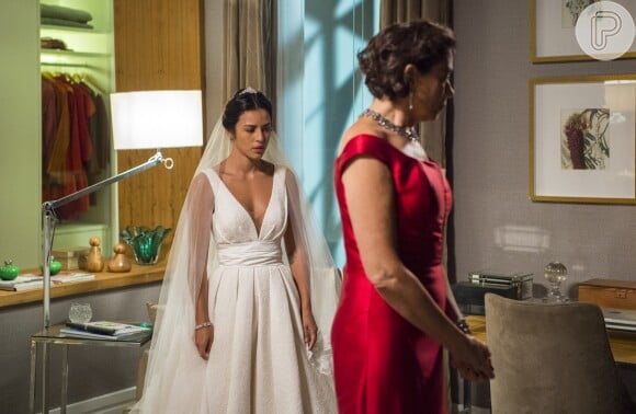 Valentina Marsalla (Lilia Cabral) usou o vestido longo vermelho na tentativa de casamento de Laura (Yanna Lavigne) e Gabriel (Bruno Gagliasso) e em outros dois capítulos
