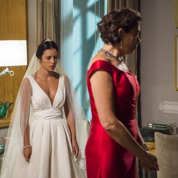 Valentina Marsalla (Lilia Cabral) usou o vestido longo vermelho na tentativa de casamento de Laura (Yanna Lavigne) e Gabriel (Bruno Gagliasso) e em outros dois capítulos