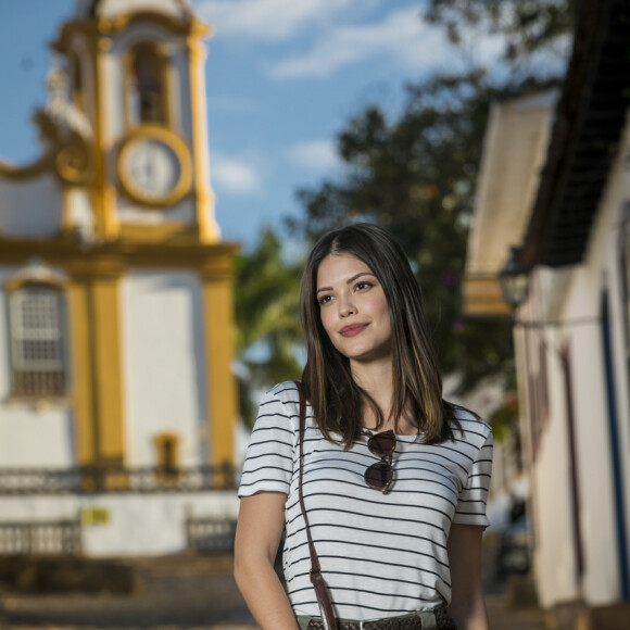 Vitória Strada desconversou: 'Bom, eu estou aqui porque Pedro Vasconcelos (diretor de 'Espelho da Vida') estava assistindo à matéria e falou: 'Vai lá, Vitória, ver o que está acontecendo lá'. E era justamente nessa parte em que perguntaram se ele era galinha'
