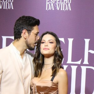 João Vicente de Castro e Vitória Strada surgiram abraçados em uma foto de bastidor