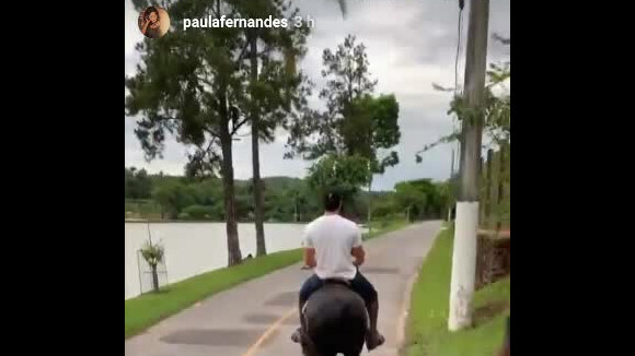 Paula Fernandes anda a cavalo na companhia do namorado, Gustavo Lyra