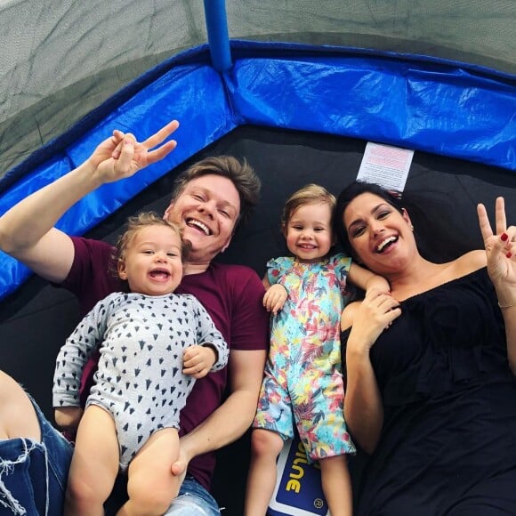 Como Michel Teló estava cumprindo sua agenda de shows, Thais Fersoza se divertiu com a irmã no parque com os filhos, Melinda e Teodoro
