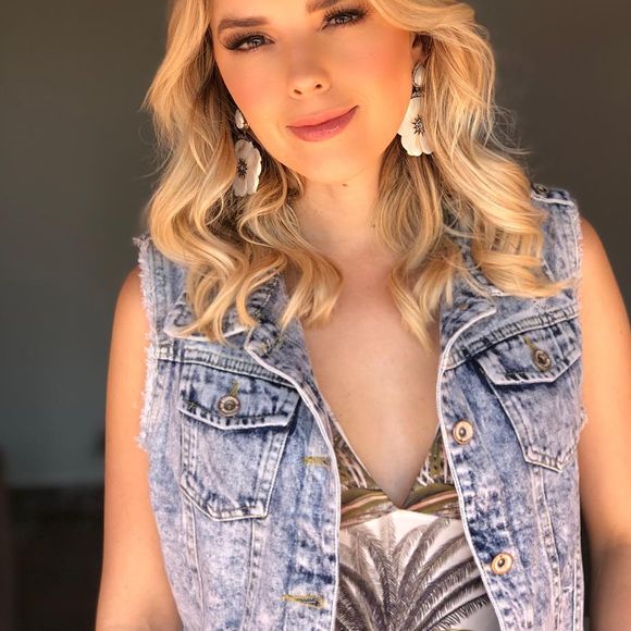 'Tem bebê 'arco-íris' a caminho, titios e titias! Muito obrigada, Senhor, por nos proporcionar viver esse momento de tamanha alegria e emoção!', escreveu Thaeme