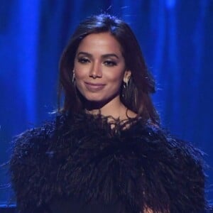 Anitta escolheu look Yves Saint-Laurent para o Grammy