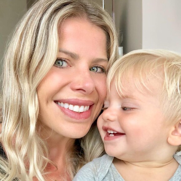 Karina Bacchi guarda dinheiro ganho com exposição de Enrico