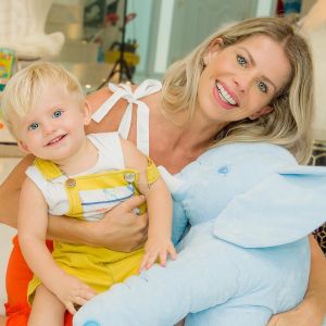 Karina Bacchi filma o filho, Enrico, falando 'mamãe', em 17 de novembro de 2018