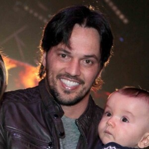 Marido de Patricia Abravanel, Fabio Faria compartilhou vídeo da filha durante jantar em família