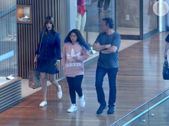 Ana Furtado passeia em shopping do Rio de Janeiro ao lado do marido, Boninho, e da filha, Isabella, em 18 de novembro de 2018