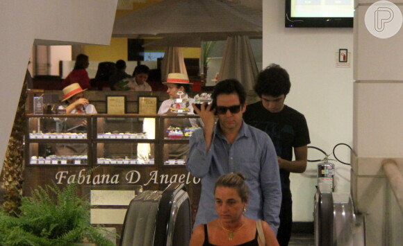 Murilo Benício e o filho Antônio são flagrados no shopping Fashion Mall, em São Conrado, na Zona Sul do Rio de Janeiro