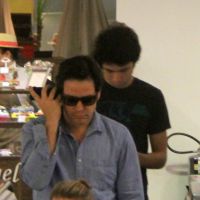 Murilo Benício passeia com o filho mais velho, Antônio, em shopping carioca
