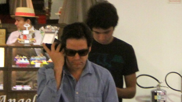 Murilo Benício passeia com o filho mais velho, Antônio, em shopping carioca