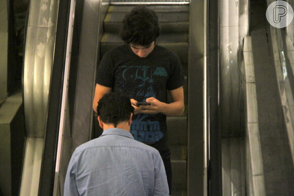 Murilo Benício e Antênio mexem no celular durante o passeio