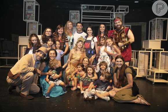Grazi Massafera e a filha, Sofia, posaram com o elenco da peça 'O Diário de Pilar na Grécia'
