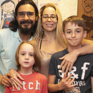 Danielle Winits prestigiou a peça 'O Diário de Pilar na Grécia' com o marido, André Gonçalves, e os filhos, Guy e Noah