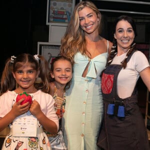 Grazi Massafera e a filha, Sofia, posaram com Miriam Freeland nos bastidores da peça 'O Diário de Pilar na Grécia'