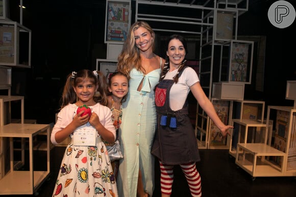 Grazi Massafera e a filha, Sofia, posaram com Miriam Freeland nos bastidores da peça 'O Diário de Pilar na Grécia'