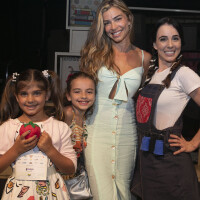 Grazi Massafera leva a filha, Sofia, para conferir peça de teatro no Rio. Fotos!