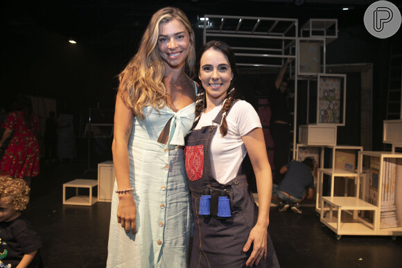 Grazi Massafera posou com Miriam Freeland nos bastidores da peça 'O Diário de Pilar na Grécia'