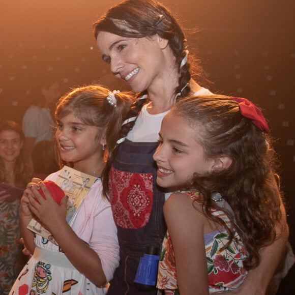 Grazi Massafera registrou a filha, Sofia, com Miriam Freeland nos bastidores