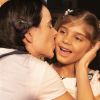 Sofia, filha de Grazi Massafera, ganhou um beijo de Miriam Freeland ao conferir a peça 'O Diário de Pilar na Grécia'