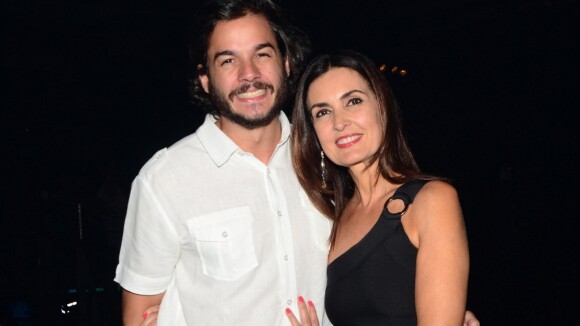 Namorado mostra foto divertida com Fátima Bernardes em museu: 'Fazemos a festa'