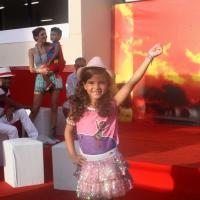 Mel Maia desfila em escola de samba infantil com Deva, filha de Vincent Cassel