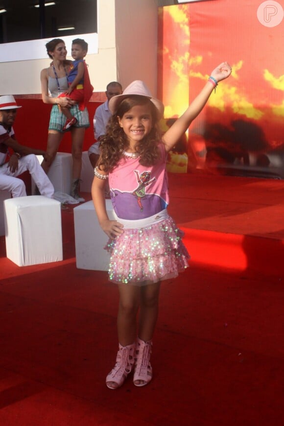 Mel Maia desfilou pela escola de samba infantil Pimpolhos da Grande Rio, nesta terça-feira, 12 de fevereiro de 2013