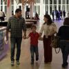 O ator Rodrigo Lombardi foi flagrado indo ao cinema com a família no shopping Village Mall, no Rio