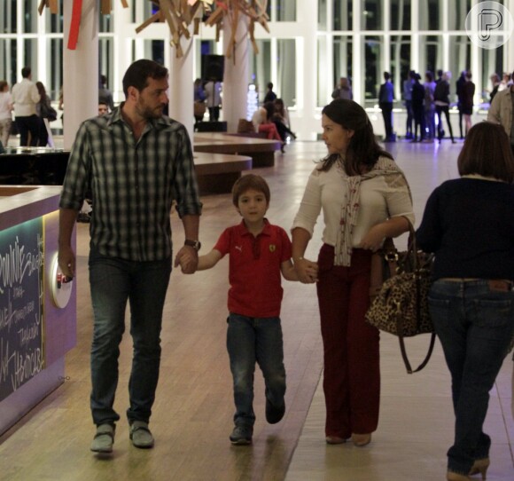 O ator Rodrigo Lombardi foi flagrado indo ao cinema com a família no shopping Village Mall, no Rio