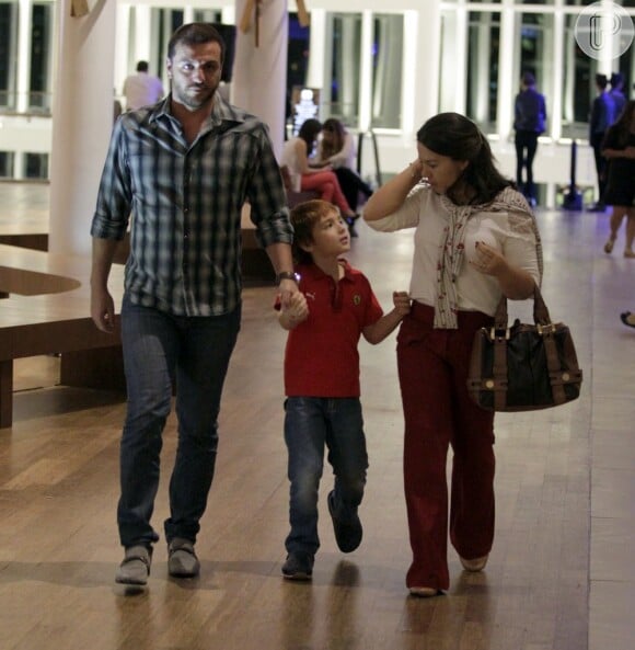 Rafael, filho de Rodrigo Lombardi e Betty Baumgarten, foi paparicado pelos pais durante passeio em shopping carioca