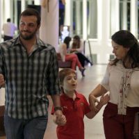 Rodrigo Lombardi vai ao cinema com a mulher e o filho, Rafael, no Rio