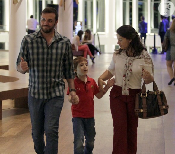Rodrigo Lombardi leva a mulher, Betty Baumgarten, e o filho, Rafael, ao cinema no Rio, nesta quinta-feira, 4 de setembro de 2014