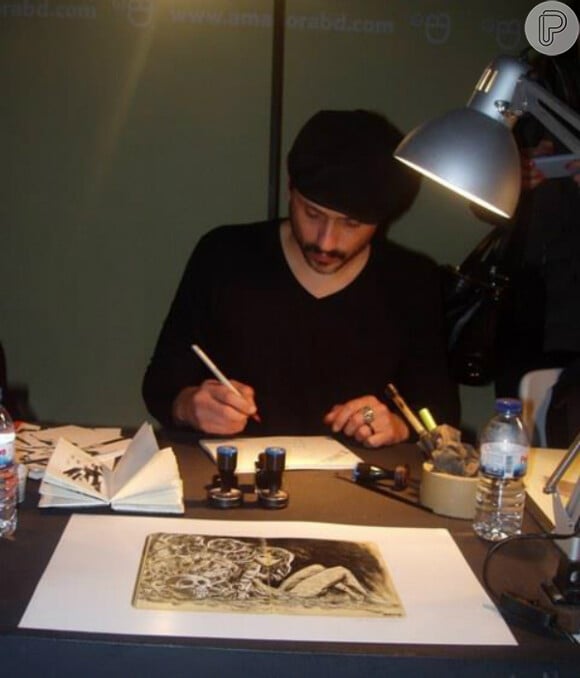 Com o codinone Sama, ele irá lançar na França a história em quadrinhos autobiografica, 'Papier'