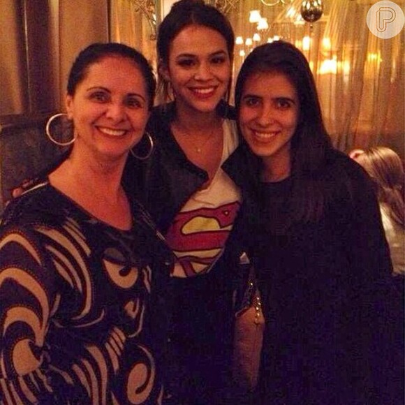 Bruna Marquezine jantou no restaurante Paris 6, no Rio, e posou com fãs