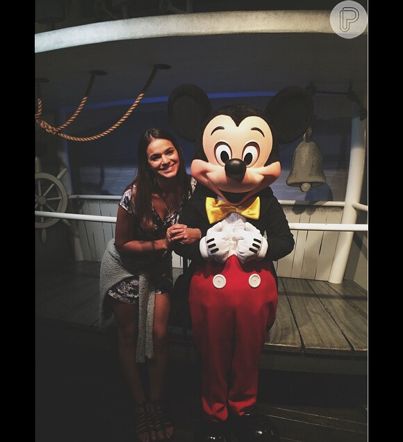 Bruna Marquezine se divertiu na Disney da Califórnia