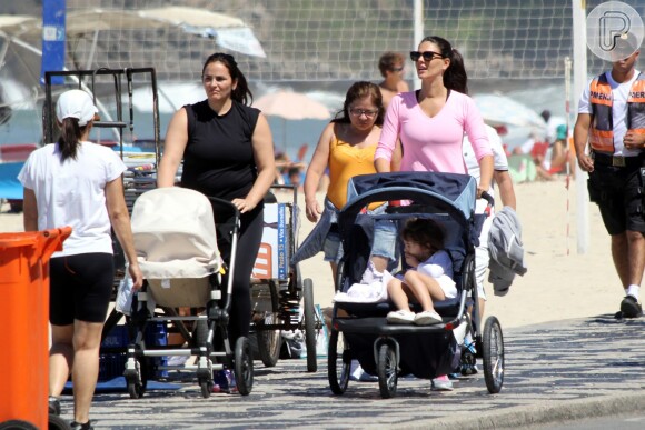 Daniella Sarahyba usou um carrinho de bebê geralmente usado para gêmeos para transportar as meninas