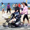 Daniella Sarahyba passeou pelo calçadão da praia do Leblon, na Zona Sul do Rio, acompanhada pelas filhas Gabriela, de 3 anos, e Rafaella, de apenas 5 meses. Acomodadas em um carrinho geralmente usado para gêmeos, as meninas curtiram o sol da manhã na companhia da modelo