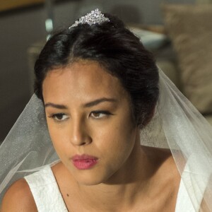 Laura (Yanna Lavigne) foi abandonada por Gabriel (Bruno Gagliasso) às vésperas do casamento na novela 'O Sétimo Guardião'