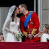 William e Kate Middleton posam após casamento, no Palácio de Buckingham, em abril de 2011