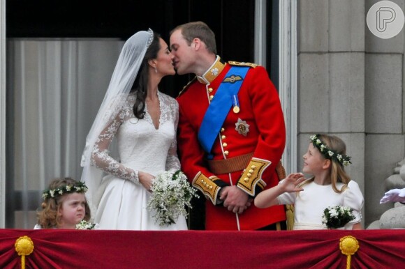 William e Kate Middleton posam após casamento, no Palácio de Buckingham, em abril de 2011
