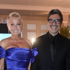 Xuxa Meneghel levou o namorado, Junno Andrade, em jantar beneficente organizado pelo Instituto Ressoar, em São Paulo, na noite desta segunda-feira, 26 de novembro de 2018