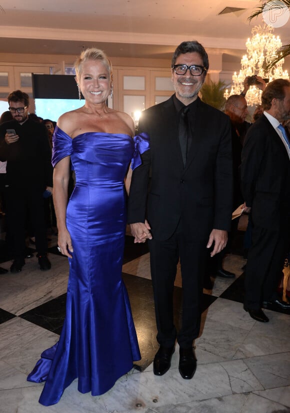 Xuxa Meneghel levou o namorado, Junno Andrade, em jantar beneficente organizado pelo Instituto Ressoar, em São Paulo, na noite desta segunda-feira, 26 de novembro de 2018